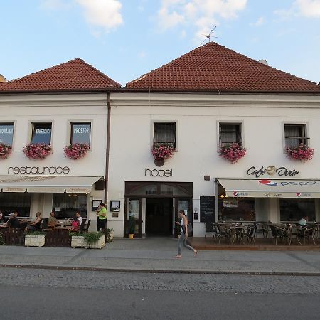 Hotel Cesky Dvur Beroun  Esterno foto