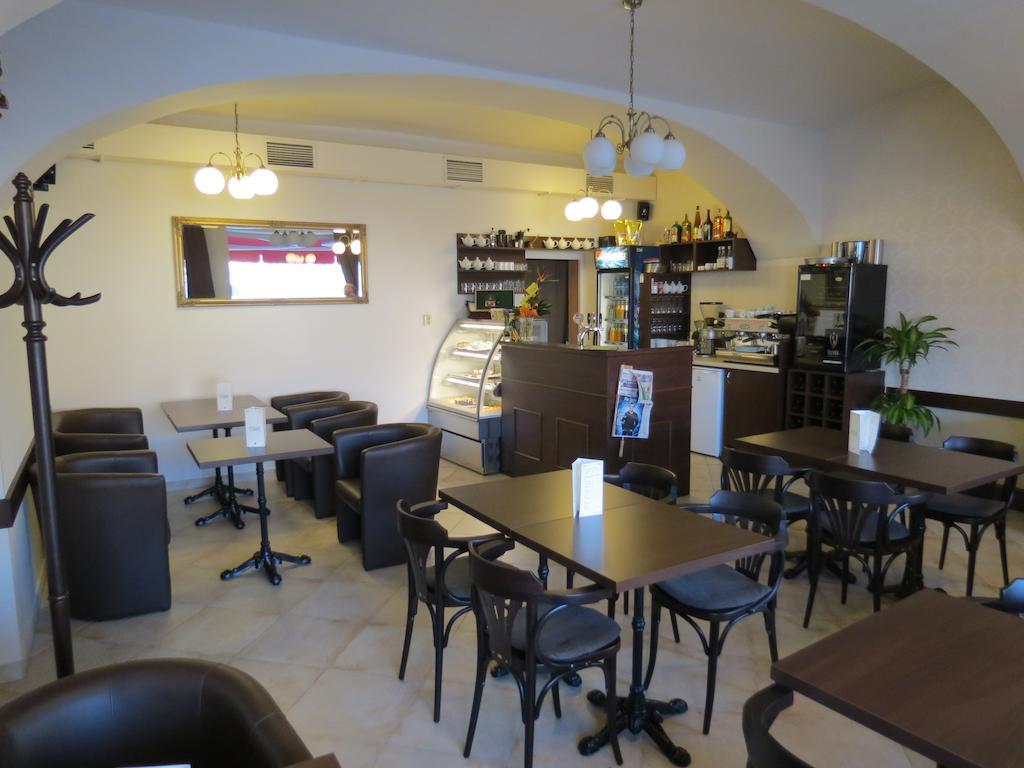 Hotel Cesky Dvur Beroun  Esterno foto