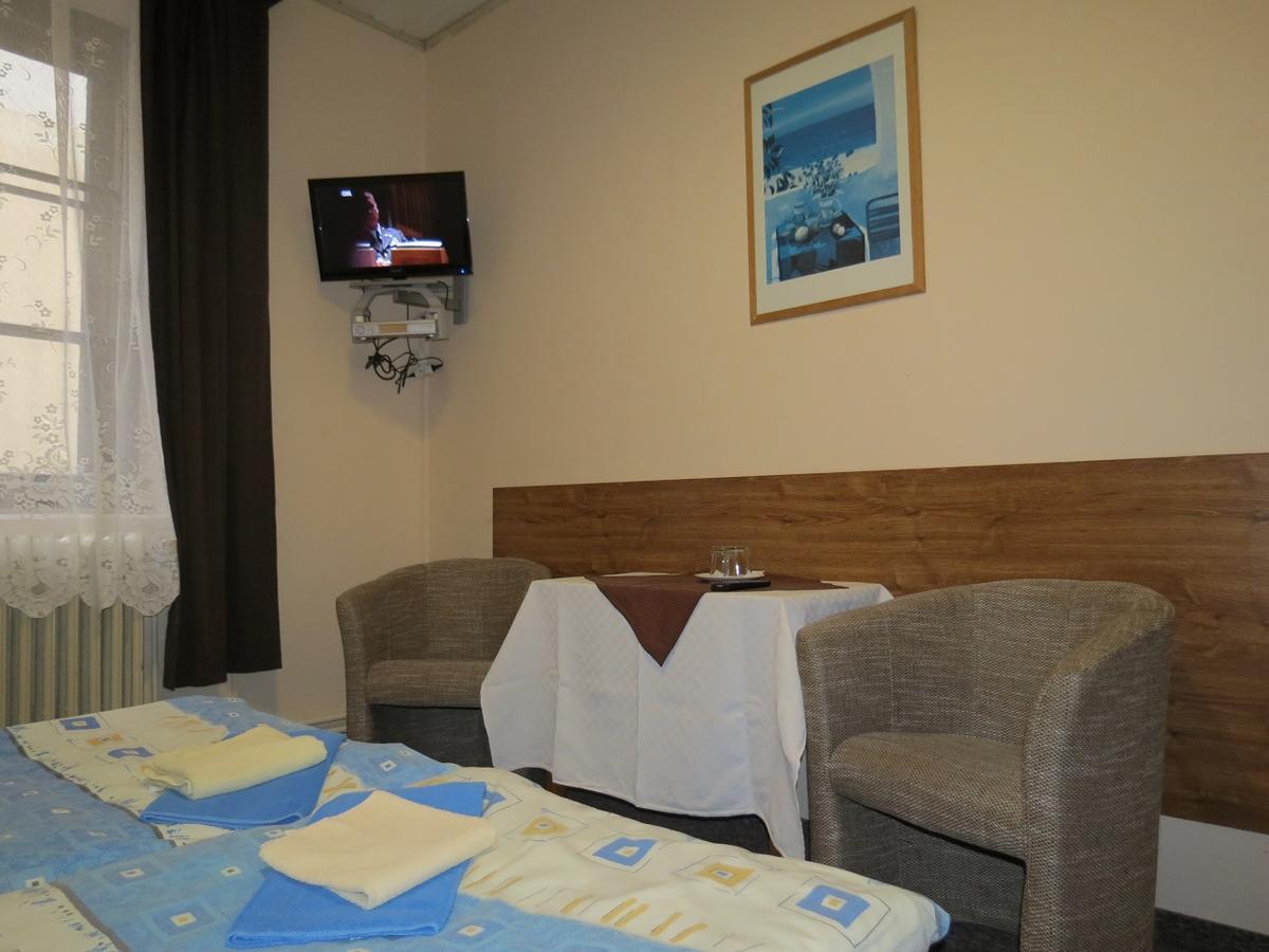 Hotel Cesky Dvur Beroun  Esterno foto